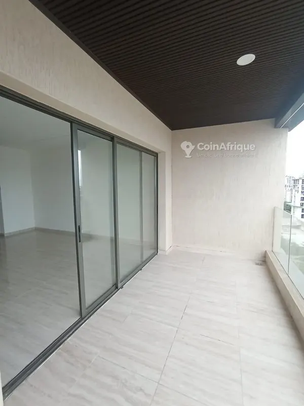 Appartement haut standing 3 pièces + dépendance — Marcory Zone 4