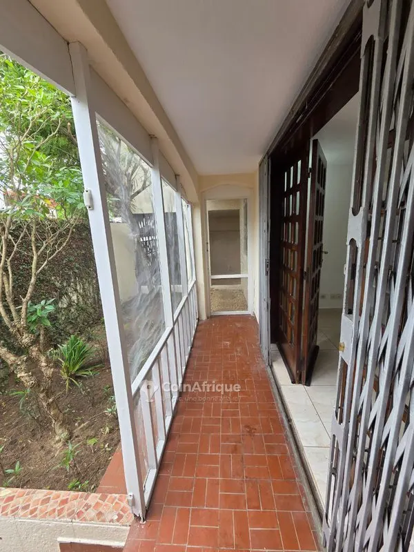 Villa 5 pièces avec piscine — Cocody Riviera Bonoumin